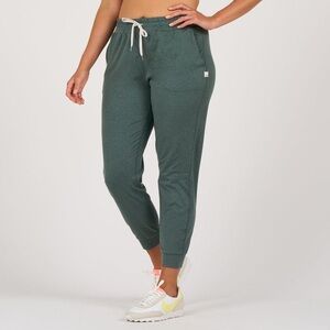 Vuori performance jogger in kelp green